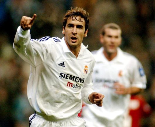 Raul festeggia la rete contro la Lokomotiv Mosca, dietro di lui Zinedine Zidane (Foto credit JAVIER SORIANO/AFP via Getty Images) Real Madrid, sarà rivoluzione totale: anche Raul lascia i blancos- immagine 3