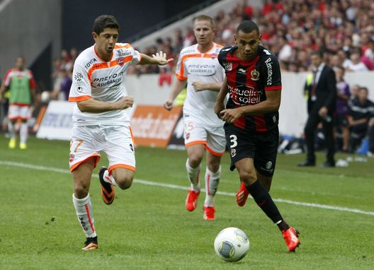 Una partita tra Valenciennes e Nizza di Ligue 1 del 2013. (Foto di Alexis Boichard/Agence Zoom/Getty Images) Furia dei tifosi del Valenciennes, partita contro il Sochaux sospesa per tentata invasione- immagine 2
