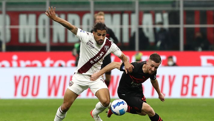 MILAN, ITALY - OCTOBER 26: Ricardo Rodriguez of Torino FC battles for possession with Alexis Saelemaekers of AC Milan during the Serie A match between AC Milan and Torino FC at Stadio Giuseppe Meazza on October 26, 2021 in Milan, Italy. (Photo by Marco Luzzani/Getty Images) Toro, a San Siro una sconfitta con l’amaro in bocca - immagine 1