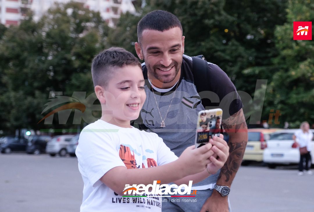 FOTO PALERMO: i giocatori rosanero scattano selfie con i tifosi (GALLERY) - immagine 27