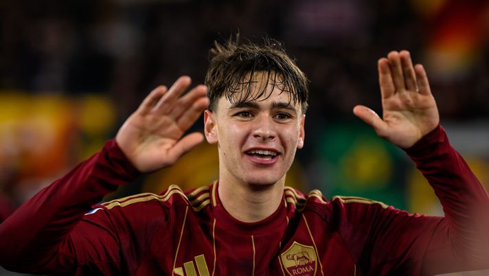 ROME, ITALY - DECEMBER 07: Niccolò Pisilli of AS Roma celebrates after scored the third goal for his team during the Serie A match between AS Roma and Lecce at Stadio Olimpico on December 07, 2024 in Rome, Italy. (Photo by Fabio Rossi/AS Roma via Getty Images) pisilli
