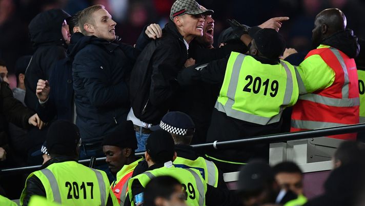 LONDON, ENGLAND - OCTOBER 26: Fans clash with stewards during the EFL Cup fourth round match between West Ham United and Chelsea at The London Stadium on October 26, 2016 in London, England. (Photo by Dan Mullan/Getty Images) Valenciennes Sochaux