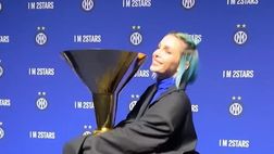 VIDEO / Rose Villain canta per l’Inter: eccola in posa con la Coppa Scudetto