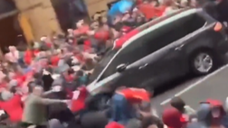 Decine di tifosi investiti, poi la risposta e i calci all’auto: il video da Liverpool