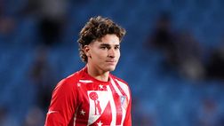 Atletico Madrid, una rosa a centrocampo per una tifosa scomparsa: il gesto di Julian Alvarez