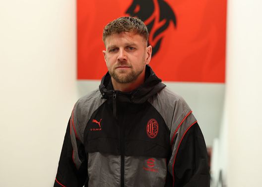 MILAN, ITALY - FEBRUARY 22: Niclas Fullkrug of AC Milan arrives before the Serie A match between AC Milan and Parma Calcio 1913 at Giuseppe Meazza Stadium on February 22, 2026 in Milan, Italy. (Photo by Claudio Villa/AC Milan via Getty Images) Fullkrug è il piano B che è tanto mancato ad Allegri: il focus sulla sua stagione- immagine 2