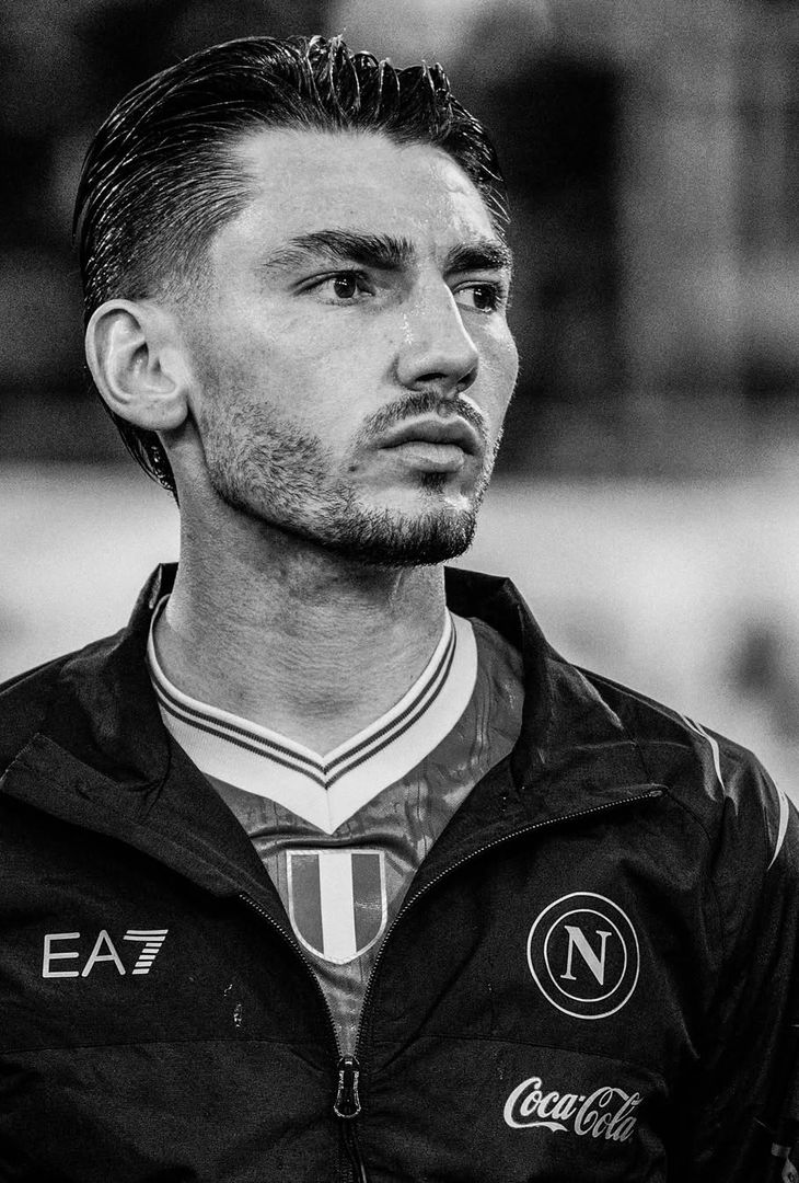 L'esaltazione fulminea generata dal gol-lampo di McTominay e lo spirito di sacrificato mostrato dagli azzurri nell'arco dell'intera gara: due sensazioni umane che vanno a comporre il riassunto 'in bianco e nero' di Cagliari-Napoli realizzato dall'admin dell'account Instagram della compagine partenopea.