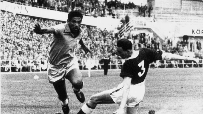 L'esterno destro brasiliano Garrincha e il gallese Hopkins lottano per il possesso palla durante i quarti di finale dei Mondiali a Göteborg, in Svezia. Il Brasile ha vinto per 1 a 0, assicurandosi così un posto in semifinale. (Foto di Central Press/Getty Images) Garrincha Botafogo Corinthians