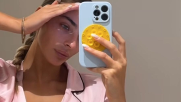 Chiara Frattesi, il look per dormire è super sexy. Décolleté da urlo per la sorella del clciatore - immagine 1