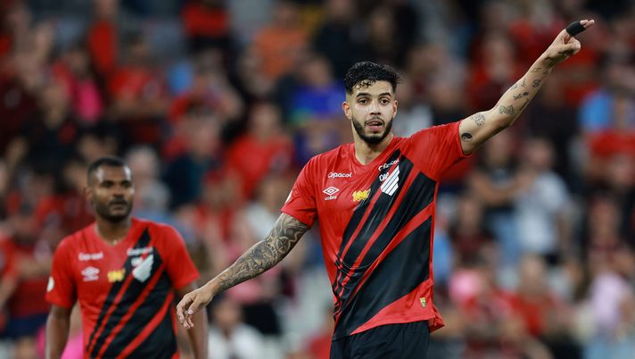 CURITIBA, BRAZIL - OCTOBER 05: Kaique Rocha of Athletico Paranaense gestures during the match between Athletico Paranaense and Botafogo as part of Brasileirao 2024 at Ligga Arena on October 05, 2024 in Curitiba, Brazil. (Photo by Heuler Andrey/Getty Images) Atlético Goianiense-Athletico Paranaense, dove vedere la partita in diretta Tv e in streaming LIVE - immagine 1