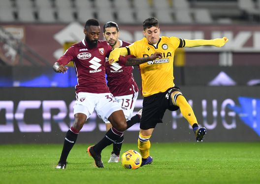 TURIN, ITALY - DECEMBER 12: Nicolas Nkoulou of Torino F.C. and Ignacio Pussetto of Udinese Calcio battle for the ball during the Serie A match between Torino FC and Udinese Calcio at Stadio Olimpico di Torino on December 12, 2020 in Turin, Italy. Sporting stadiums around Italy remain under strict restrictions due to the Coronavirus Pandemic as Government social distancing laws prohibit fans inside venues resulting in games being played behind closed doors. (Photo by Valerio Pennicino/Getty Images) Le pagelle di Torino-Udinese 2-3: la fase difensiva granata non esiste- immagine 2