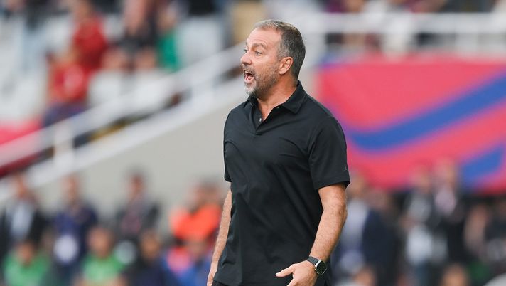 BARCELLONA, SPAGNA - 18 OTTOBRE: L'allenatore Hansi Flick dell'FC Barcelona reagisce durante la partita LaLiga EA Sports tra FC Barcelona e Girona FC allo Spotify Camp Nou il 18 ottobre 2025 a Barcellona, Spagna. (Foto di David Ramos/Getty Images) Flick