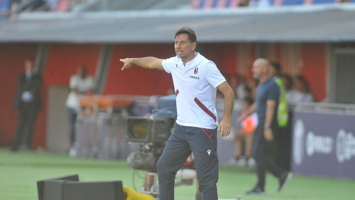 BOLOGNA, ITALY - SEPTEMBER 11: Luca Vigiani head coach of Bologna FC gestures during the Serie A match between Bologna FC and ACF Fiorentina at Stadio Renato Dall'Ara on September 11, 2022 in Bologna, Italy. (Photo by Mario Carlini / Iguana Press/Getty Images) Oggi il Bologna Primavera contro la Samp, ma al Biavati: prevista diretta tv - immagine 1