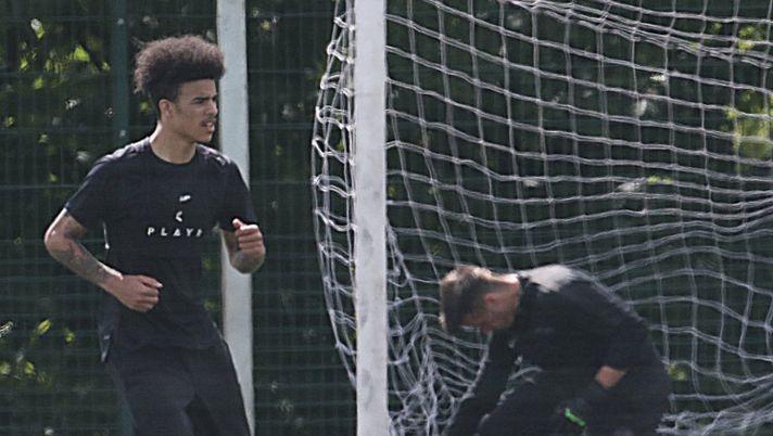 Mason Greenwood da zero: torna ad allenarsi da solo in un campo pubblico - immagine 1