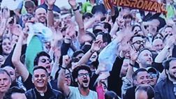 Eletto il nuovo papa, è Leone XIV. Sciarpe e bandiere della Roma in piazza