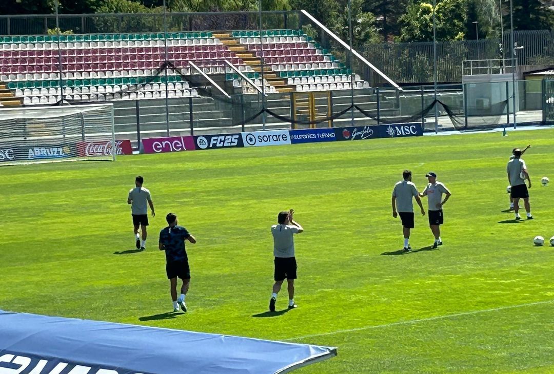 GALLERY Conte rientra in campo dopo la seduta tattica: ovazione dei tifosi - immagine 5