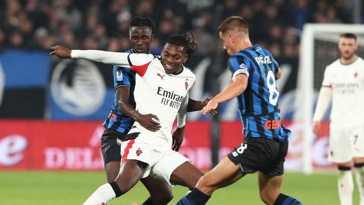 Rafael Leao (attaccante AC Milan), qui durante Atalanta-Milan 1-1 (Serie A 2025-2026) | News (Getty Images) Milan, Condò: 'Giménez, prestazione priva di anima. Leao, un primo tempo inconsistente'