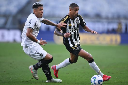 Belo Horizonte, Brasile - 20 aprile 2025: Caio Paulista, a destra, durante la partita contro il Botafogo. (Foto di Pedro Vilela/Getty Images) Atletico Mineiro, Caio Paulista vittima di razzismo: arrestato tifoso- immagine 2