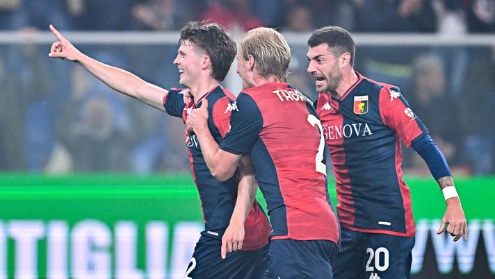 GENOA, ITALY - APRIL 29: Morten Frendrup of Genoa (L) celebrates with his team-mates Morten Thorsby and Stefano Sabelli after scoring his team's second goal during the Serie A TIM match between Genoa CFC and Cagliari at Stadio Luigi Ferraris on April 29, 2024 in Genoa, Italy. (Photo by Simone Arveda/Getty Images) Il Genoa fa en plain al Ferraris: tris al Cagliari e salvezza raggiunta! - immagine 1