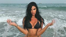 Ivana Knoll saluta Ibiza e incanta i follower: le curve in bikini sono da capogiro