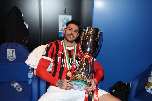 RIYADH, SAUDI ARABIA - JANUARY 06: Theo Hernandez of AC Milan celebrates with the trophy after winning the Italian Super Cup Final match between FC Internazionale and AC Milan at Al- Awwal Park Stadium on January 06, 2025 in Riyadh, Saudi Arabia. (Photo by Claudio Villa/AC Milan via Getty Images) Supercoppa 2026 in Arabia: quando si gioca e quali squadre parteciperanno- immagine 2