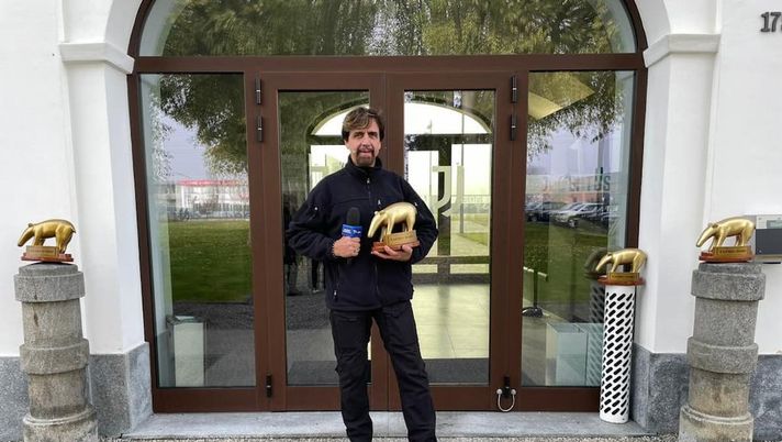 Livello di sicurezza, il test di Staffelli: entra in auto in Piazza Duomo a Milano tapiro Juventus