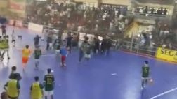 Futsal, maxi-rissa fra tifosi e giocatori al derby paulista Under 18: il palasport come un saloon…