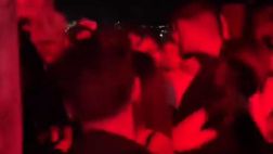 Osimhen, nottata folle in discoteca: aggredito fisicamente un tifoso. Le immagini