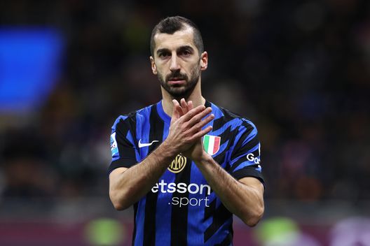 MILAN, ITALY - DECEMBER 23: Henrikh Mkhitaryan applaude sotto la Curva Nord dopo la vittoria a San Siro contro il Como. (Photo by Marco Luzzani/Getty Images) Bisseck dà, Bisseck toglie: l’editoriale post Inter-Lazio- immagine 3