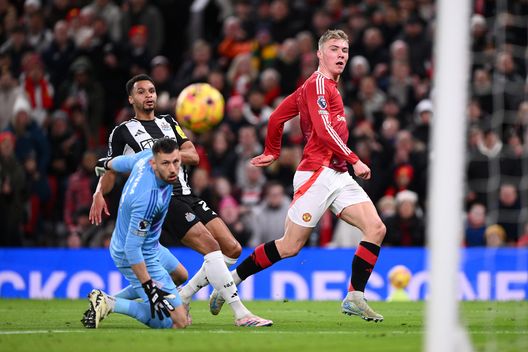 MANCHESTER, ENGLAND - DECEMBER 30: Rasmus Hojlund of Manchester United shoots wide while under pressure from Jacob Murphy of Newcastle United during the Premier League match between Manchester United FC and Newcastle United FC at Old Trafford on December 30, 2024 in Manchester, England. (Photo by Stu Forster/Getty Images)