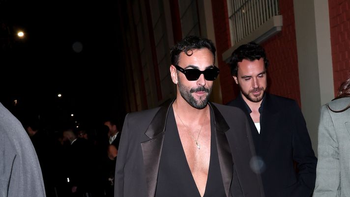 MILAN, ITALY - FEBRUARY 26: Marco Mengoni is seen arriving at the Fendi fashion show during Milan Fashion Week Womenswear Fall/Winter 2025/2026 on February 26, 2025 in Milan, Italy. (Photo by Jacopo M. Raule/Getty Images for Fendi) Marco Mengoni: “Viviamo un momento storico che non mi piace. Sono state votate persone…” - immagine 1