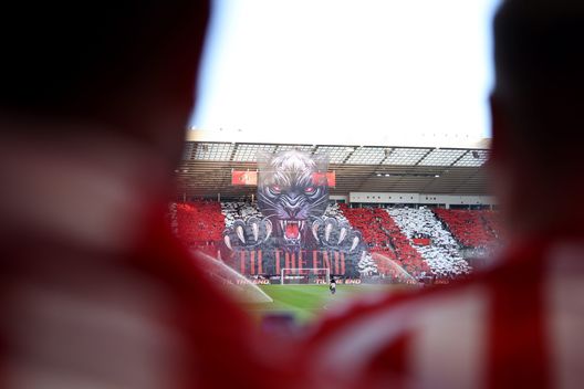 SUNDERLAND, INGHILTERRA - 13 MAGGIO: Coreografia con un gatto nero prima del match di ritorno della semifinale dei play-off dello Sky Bet Championship tra AFC Sunderland e Coventry City allo Stadium of Light il 13 maggio 2025 a Sunderland, Inghilterra. (Foto di George Wood/Getty Images) Acciaio e superstizione: i soprannomi di Sheffield e Sunderland- immagine 3