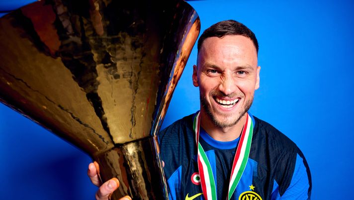 MILAN, ITALY - MAY 19: Marko Arnautovic of FC Internazionale poses for a photo with the Serie A TIM Scudetto title trophy after the Serie A TIM match between FC Internazionale and SS Lazio at Stadio Giuseppe Meazza on May 19, 2024 in Milan, Italy. (Photo by Mattia Ozbot - Inter/Inter via Getty Images) Inter, CorSport: “Genoa su Arnautovic, lo vuole Gilardino: cosa sta succedendo” - immagine 1