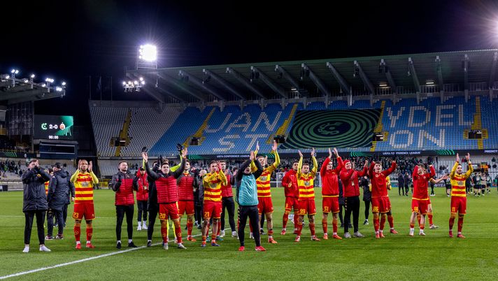 BRUGES, BELGIUM - MARCH 13: Players of Jagiellonia Bialystok celebrate victory following the UEFA Conference League 2024/25 Round of 16 Second Leg match between Cercle Brugge KSV and Jagiellonia Bialystok at Jan Breydelstadion on March 13, 2025 in Bruges, Belgium. (Photo by Omar Havana/Getty Images) Nazione: “Lo Jagiellonia si allenerà sul campo ‘Valcareggi’ alla Settignanese” - immagine 1