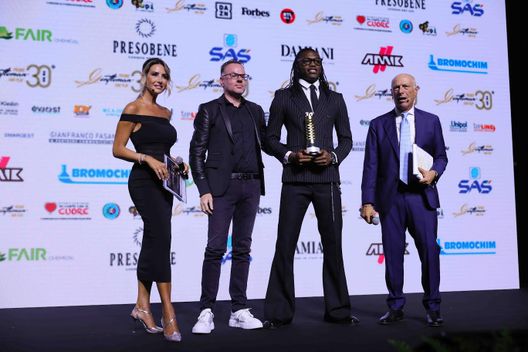 Rafa Leao premiato sul palco Gentleman
