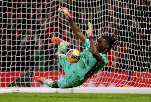Arthur Okonkwo para il rigore decisivo che regala la qualificazione al Wrexham. (Foto di Carl Recine/Getty Images) Continua la favola Wrexham, eliminato il Nottingham Forest ai rigori- immagine 3