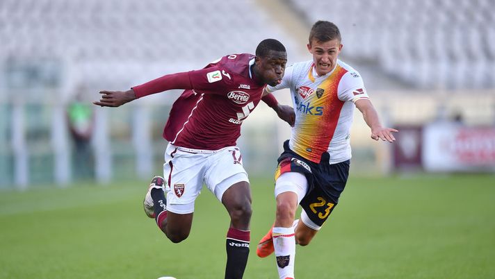TURIN, ITALY - OCTOBER 28: Wilfried Singo (L) of Torino FC is challenged by John Gunnar Bjorkengren of US Lecce during the Coppa Italia match between Torino FC and US Lecce at Stadio Olimpico Grande Torino on October 28, 2020 in Turin, Italy. (Photo by Valerio Pennicino/Getty Images) Torino, che Singo contro il Lecce: ora tenerlo fuori diventa difficile - immagine 1
