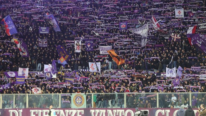 FLORENCE, ITALY - OCTOBER 26: Fans of ACF Fiorentina during the Serie A match between ACF Fiorentina and Bologna FC 1909 at Artemio Franchi on October 26, 2025 in Florence, Italy. (Photo by Gabriele Maltinti/Getty Images) Fiorentina, Goretti prende il posto di Pradè come direttore sportivo - immagine 1