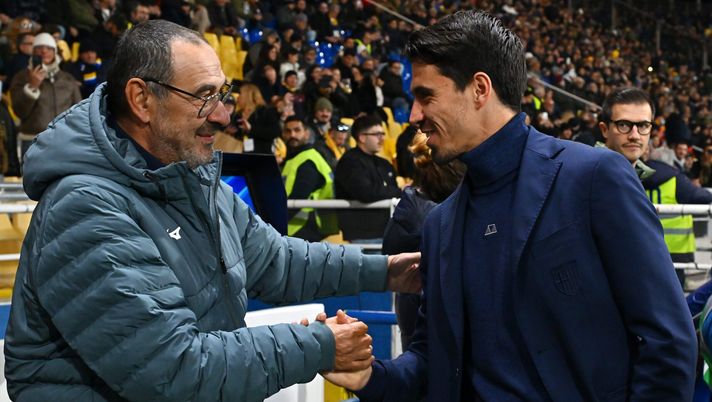 PARMA, ITALY - DECEMBER 13: Maurizio Sarri, Head Coach of Lazio (L), and Carlos Cuesta, Head Coach of Parma Calcio 1913 (R), shake hands prior to the Serie A match between Parma Calcio 1913 and SS Lazio at Stadio Ennio Tardini on December 13, 2025 in Parma, Italy. (Photo by Alessandro Sabattini/Getty Images) Lazio-Parma, le formazioni ufficiali: Pedro dal 1°! La scelta su Pellegrino - immagine 1