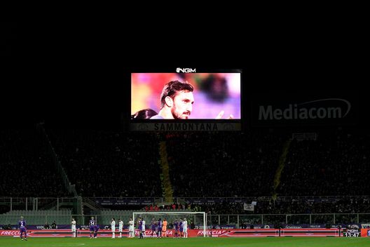 FLORENCE, ITALY - MARCH 04: Display on the big screen in memory of late player Davide Astori during the Serie A match between ACF Fiorentina and AC MIlan at Stadio Artemio Franchi on March 04, 2023 in Florence, Italy. (Photo by Alessandro Sabattini/Getty Images) Pioli su Astori: “Portiamo avanti i suoi valori. Capitano vero e uomo di cultura”- immagine 2