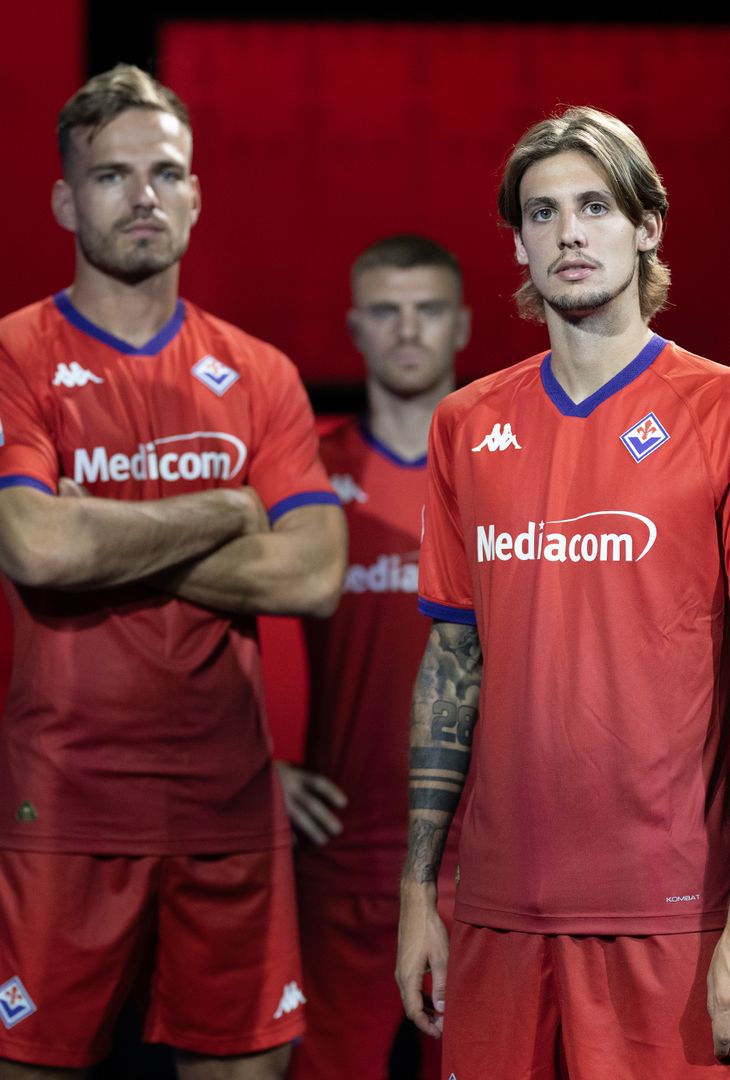 GALLERY – Tutte le migliori foto della nuova terza maglia in rosso - immagine 7