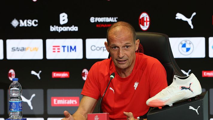 MILAN, ITALY - AUGUST 22: Head coach AC Milan Massimiliano Allegri speaks with the media during press conference at Casa Milan on August 22, 2025 in Milan, Italy.  (Photo by Claudio Villa/AC Milan via Getty Images)  massimiliano-allegri-conferenza-stampa-milan-bologna-diretta-live-milan-cremonese-tv-news-dichiarazioni-foto-frasi-parole
