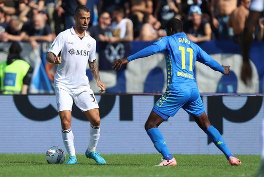 EMPOLI, ITALY - OCTOBER 20: Leonardo Spinazzola of SSC Napoli in action during the Serie A match between Empoli and Napoli at Stadio Carlo Castellani on October 20, 2024 in Empoli, Italy. (Photo by Gabriele Maltinti/Getty Images) FINALE! Empoli-Napoli 0-1: gli azzurri trionfano al Castellani con il rigore di Kvara - immagine 8