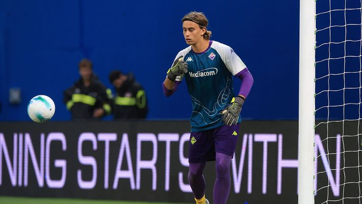 REGGIO NELL'EMILIA, ITALY - AUGUST 28: Tommaso Martinelli of ACF Fiorentina warm-up during the UEFA Europa Conference League 2025/2026 Play-Off 1st leg match between ACF Fiorentina and FC Polissya Zhytomyr at Mapei Stadium - Citta' del Tricolore on August 28, 2025 in Reggio nell'Emilia, Italy. (Photo by Gabriele Maltinti/Getty Images) Mondiali Under 20, quanti no: Martinelli, Camarda e non solo. Ma c’è un’eccezione - immagine 1