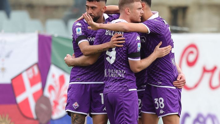 FLORENCE, ITALY - FEBRUARY 11: Andrea Belotti of ACF Fiorentina celebrates after scoring a goal with Rolando Mandragora and Lucas Beltrán and Nicolás Iván González during the Serie A TIM match between ACF Fiorentina and Frosinone Calcio - Serie A TIM at Stadio Artemio Franchi on February 11, 2024 in Florence, Italy. (Photo by Gabriele Maltinti/Getty Images) Per l’unico obiettivo rimasto alla Fiorentina bisogna avere tutti al meglio - immagine 1