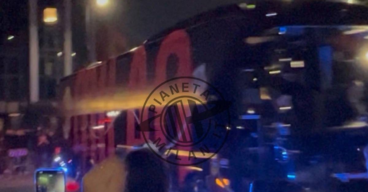 VIDEO, Milan Fiorentina: pullman rossonero arrivato a San Siro | PM News VIDEO, Milan Fiorentina: pullman rossonero arrivato a San Siro | PM News