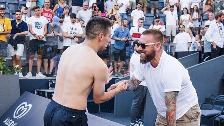 Padel, Di Nenno sconfitto in semifinale si consola regalando la maglia a De Rossi - immagine 1