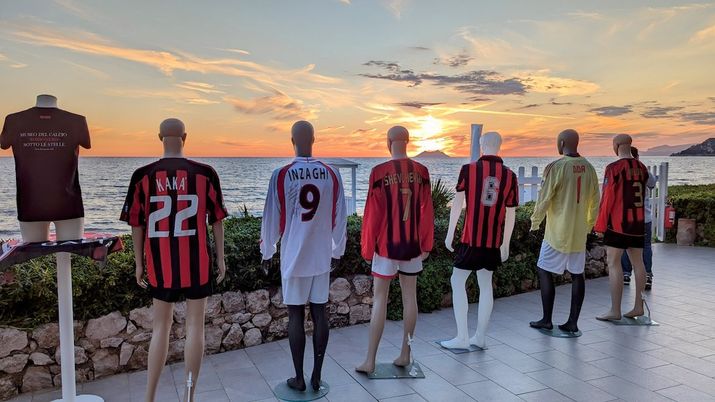 Milan-Udinese, strano stadio: Milan Clubs con gli striscioni capovolti - immagine 1