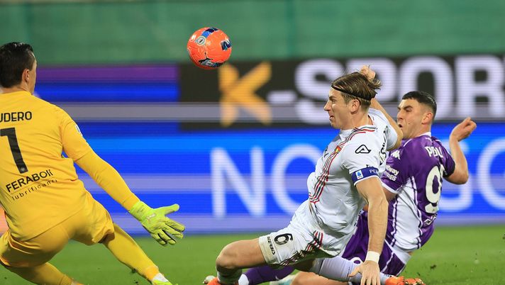 FLORENCE, ITALY - JANUARY 4: Roberto Piccoli of ACF Fiorentina in action during the Serie A match between ACF Fiorentina and US Cremonese at Artemio Franchi on January 4, 2026 in Florence, Italy. (Photo by Gabriele Maltinti/Getty Images) Calvarese: “Piccoli-Baschirotto non è un intervento Var. La Penna vede giusto” - immagine 1