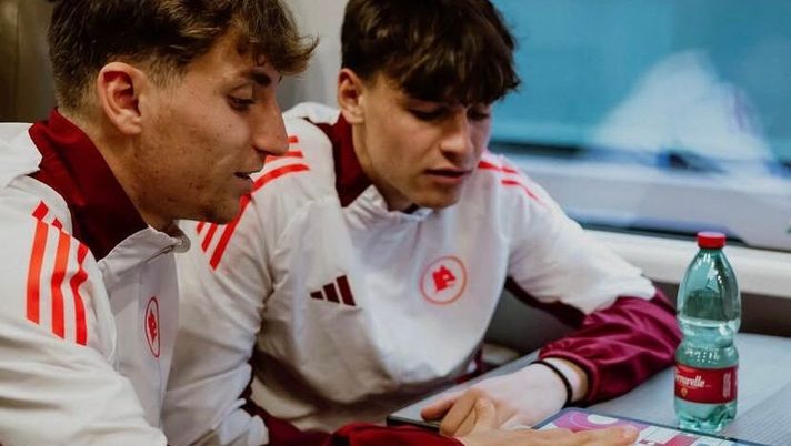 Roma, sorrisi e giochi da tavolo sul treno per Empoli – FOTO Roma, sorrisi e giochi da tavolo sul treno per Empoli – FOTO - immagine 1